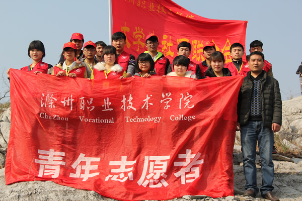 带领学生绿化荒山